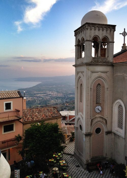 photo-1559810668-c2d3594a3651